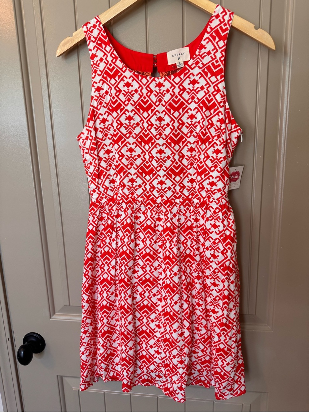 NWT Everly Red and White Printed Sleeveless Lace Back Dress